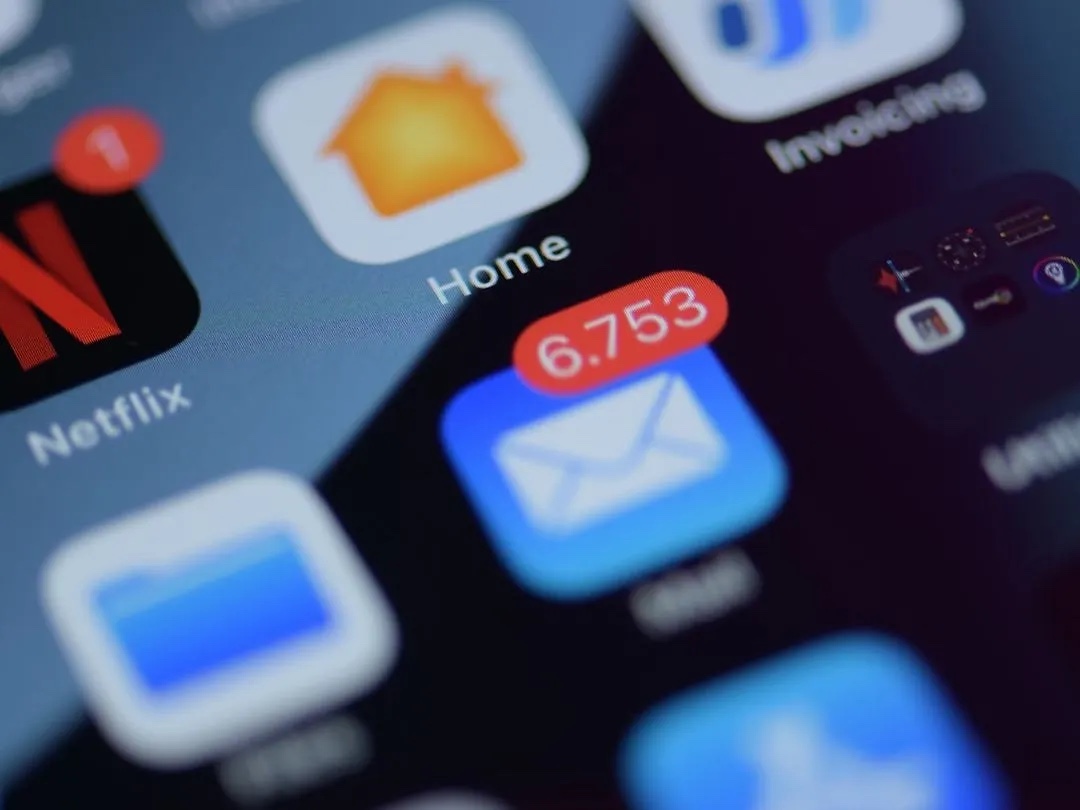 A phone screen showing thousands of unread email notifications.